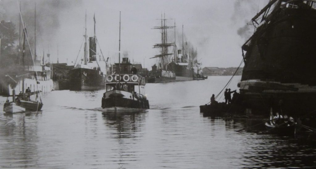 Gavleån, troligen 1904. Till vänster bogserar Lill-Ville vattenbåten Fram. Till höger krängs barken Atlantic vid Brodinska varvet